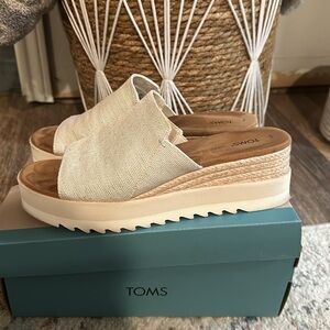 EUC Tom’s Diana Wedge Sandal